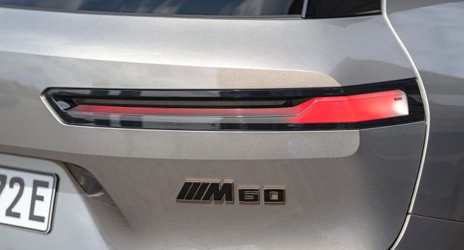 Rewolucja w logo BMW. Znikają kolorowe paski w modelach serii M