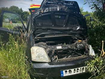 81-letni kierowca zagapił się i nie widział, że auto przed nim hamuje. Wjechał do rowu i uderzył w drzewo