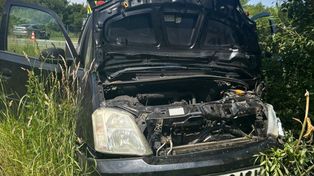 81-letni kierowca zagapił się i nie widział, że auto przed nim hamuje. Wjechał do rowu i uderzył w drzewo