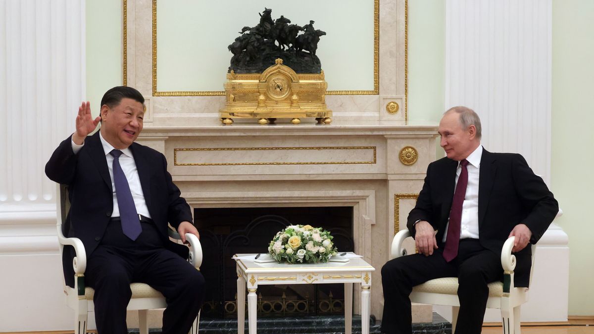 Russian President Vladimir Putin (R) speaks with Chinese President Xi Jinping (L), during their meeting in Moscow Kremlin in Moscow, Russia, 20 March 2023. Chinese President Xi Jinping arrived in Moscow on a three-day visit, which will last from March 20 to 22, according to Russian and Chinese state agencies. Xi Jinping visits Russia on improving joint partnership and developing key areas of Russian-Chinese economic cooperation. EPA/SERGEI KARPUHIN / SPUTNIK / KREMLIN POOL MANDATORY CREDIT Dostawca: PAP/EPA.