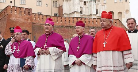 Oto emerytury biskupów w Polsce. Niektóre kwoty przyprawiają o zawrót głowy