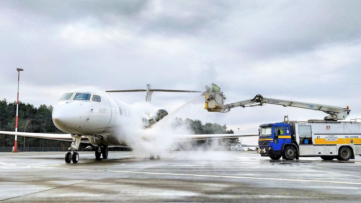 Odladzanie samolotu to bardzo ważny proces, wykonywany w sezonie zimowym na krótko przed startem. 