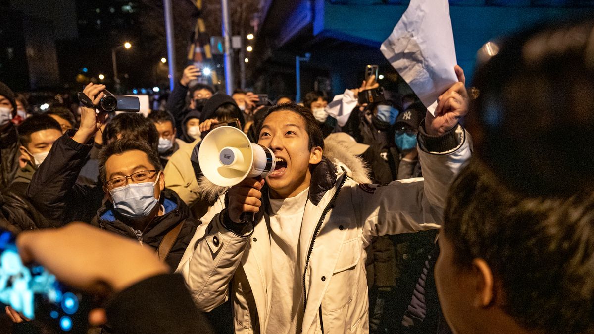 A demonstrator holds a blank sign and chants slogans during a protest in Beijing, China, on Monday, Nov. 28, 2022. Protests against Covid restrictions spread across China on Sunday as citizens took to the streets and university campuses, venting their anger and frustrations on local officials and the Communist Party. Source: Bloomberg