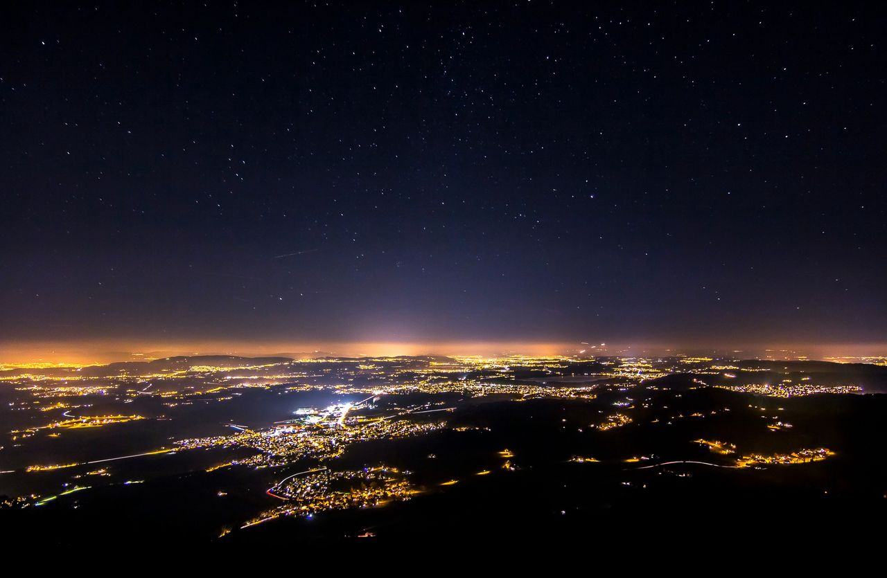 Zanieczyszczenie nocnego nieba to poważny problem - zdjęcie ilustracyjne