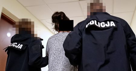 Za pieniądze podrabiali paszporty covidowe. Zatrzymano gang fałszerzy oraz ich klientów