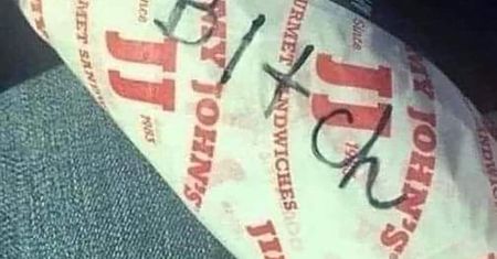 Zamówiła kanapkę z bekonem. Znalazła na niej szokujący napis
