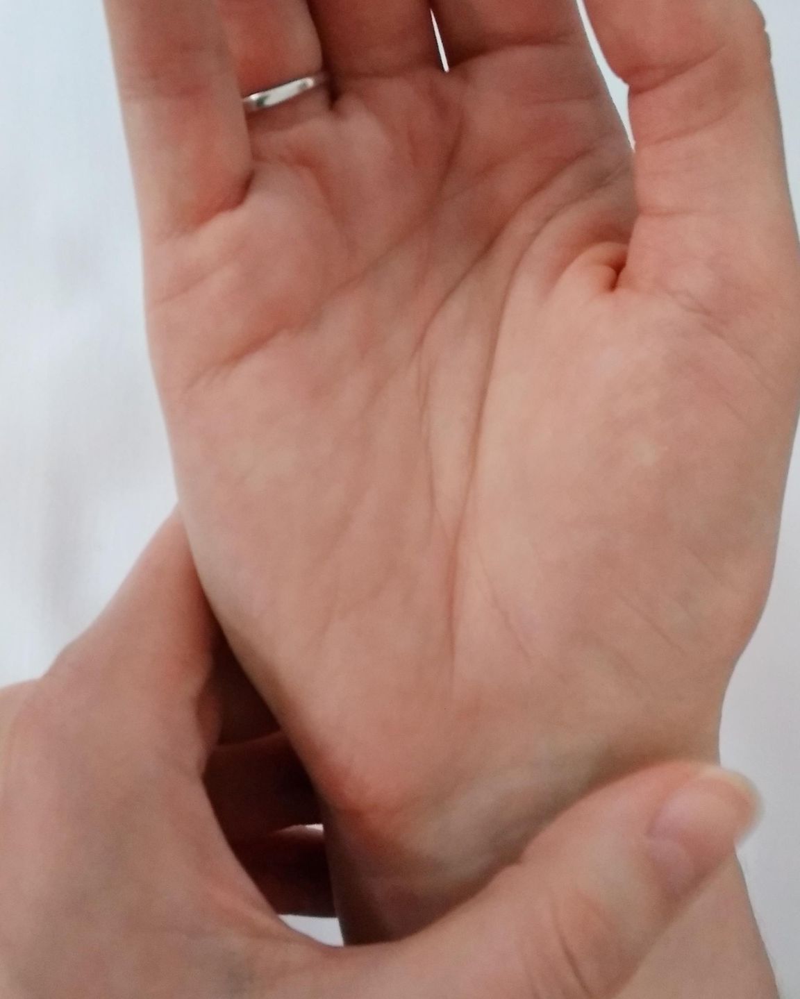 Akupresura polega na odnalezieniu odpowiedniego miejsca i uciskaniu go