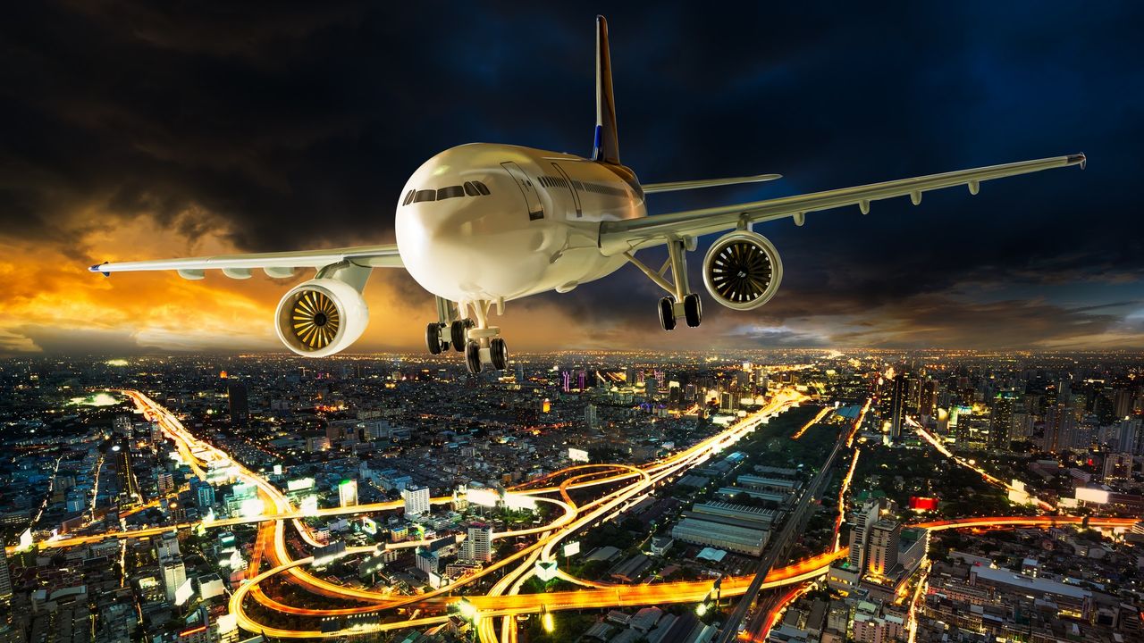 Zdjęcie samolotu pochodzi z serwisu Shutterstock