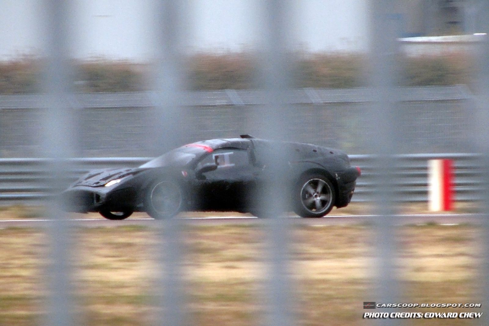 Następca Ferrari Enzo - muł testowy