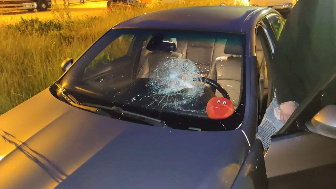 Kobieta uszkodziła szyby i elementy nadwozia