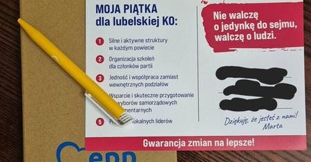 Wybory w lubelskiej KO już w niedzielę. Marta Wcisło rozdaje notatniki z logo EPP – mieszkaniec zgłasza naruszenie