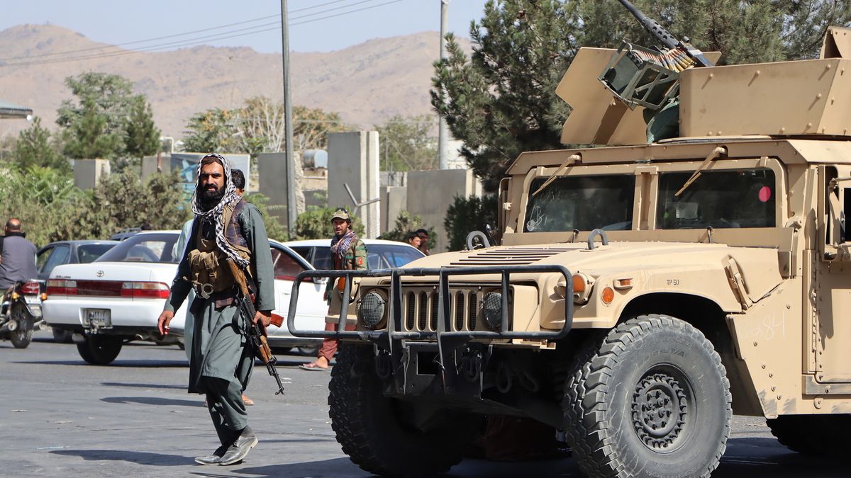 epa09431757 Taliban stand guard as they block the road to Hamid Karzai Airport a day after deadly blasts, in Kabul, Afghanistan, 27 August 2021. Two explosions outside Kabul's international airport on 26 August left more than 60 Afghan civilians dead and 140 others wounded, while the United States military said that 12 of its personnel died.  EPA/STRINGER Dostawca: PAP/EPA.