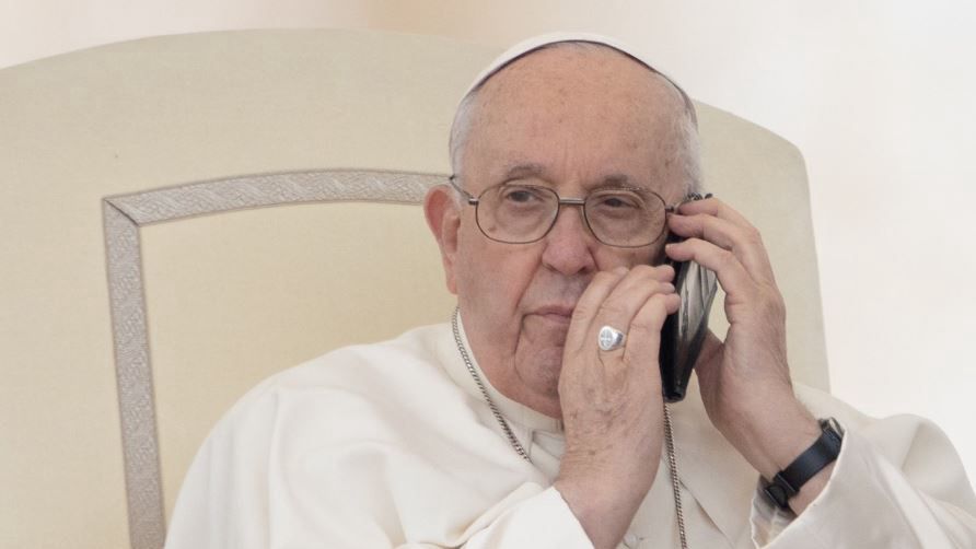 Papież Franciszek odebrał telefon w trakcie audiencji