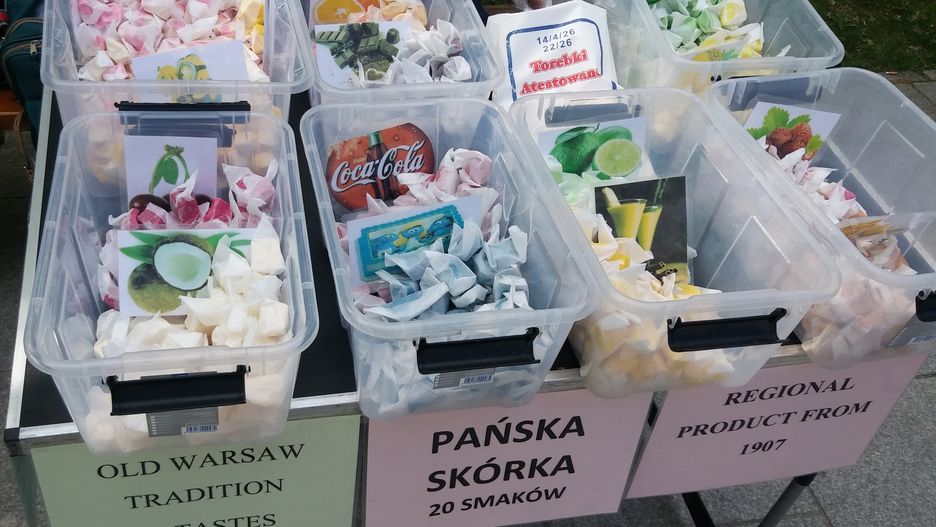 Pańska skórka na przycmentarnym straganie.