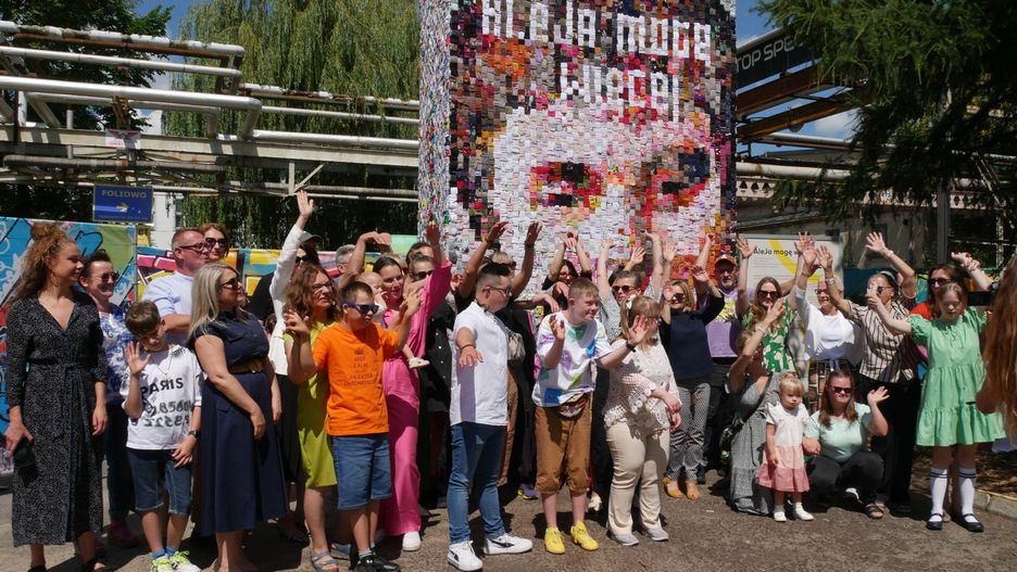 Zbierali skarpetki, by stworzyć dzieło z przesłaniem. Wrocław ma unikalny portret chłopca z zespołem Downa