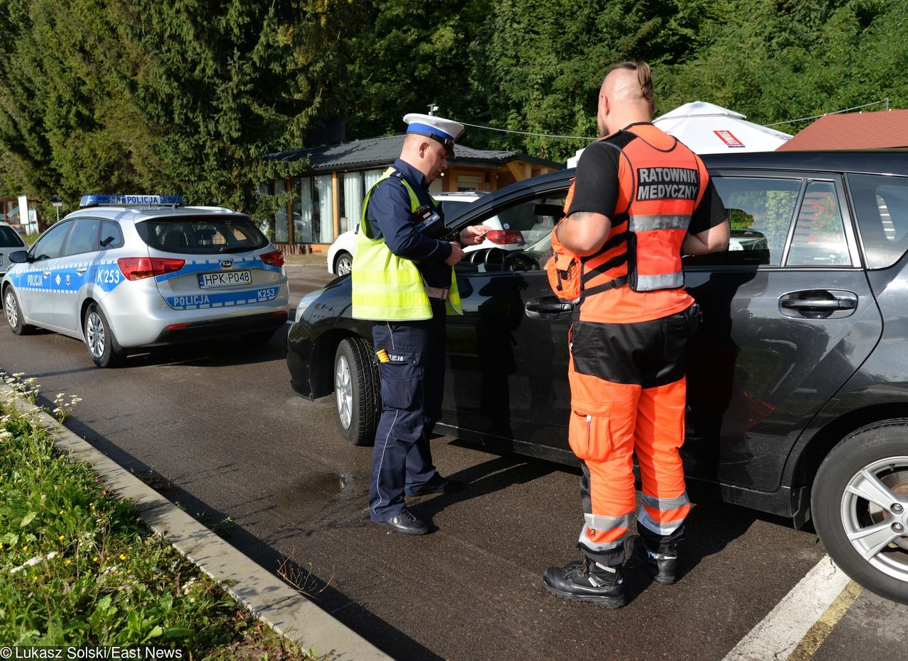 Policjanci i ratownicy medyczni zwarli szyki we wspólnej akcji.