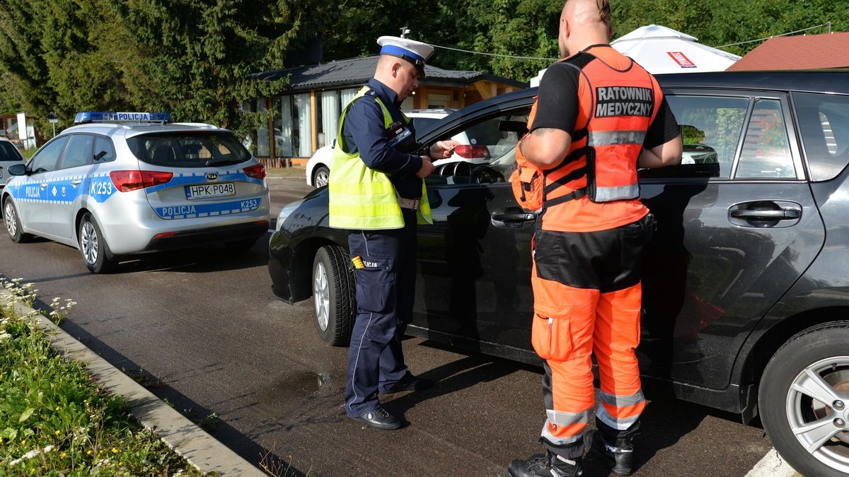 Policjanci i ratownicy medyczni zwarli szyki we wspólnej akcji.