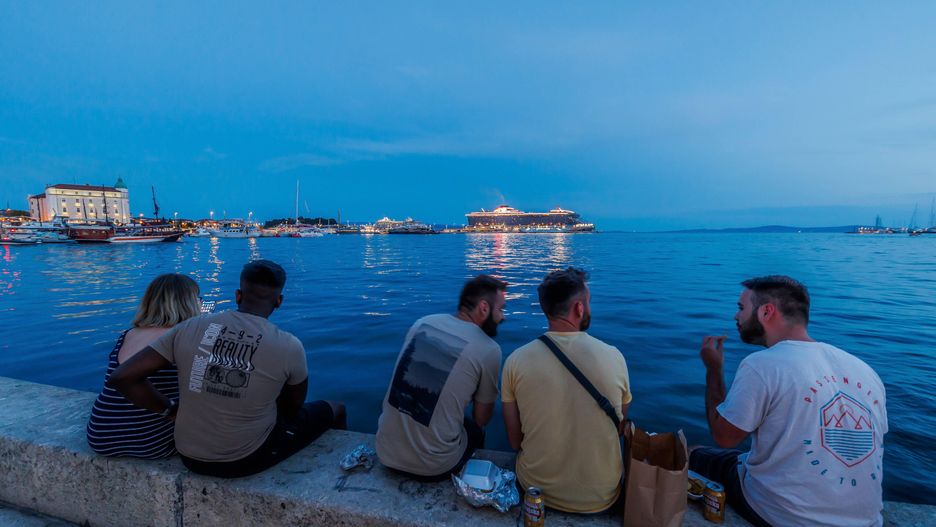 Tourists in the evening in the center of Split
Tourists enjoy the outdoors in the evening in Split, Croatia on June 13, 2023. Photo: Zvonimir Barisin/PIXSELL  
Dostawca: PAP/PIXSELL
Zvonimir Barisin/PIXSELL
city, center, summmer, evening, tourists, tourism