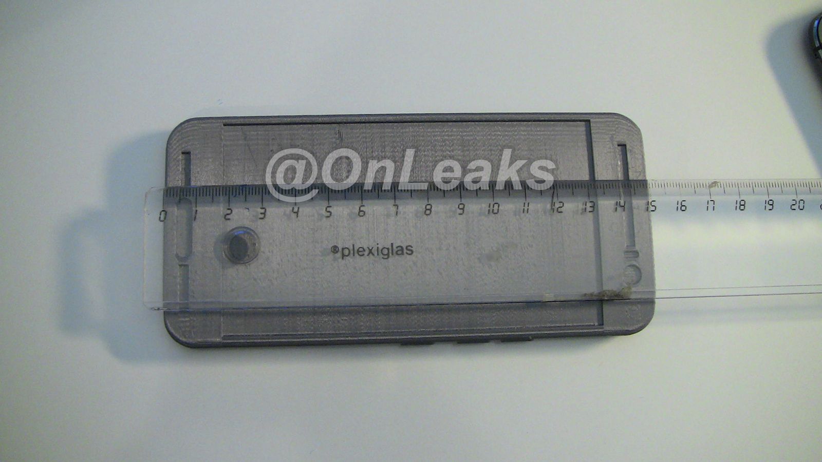 Atrapa HTC One M9+ uwieczniona na wideo u boku mniejszego brata 15