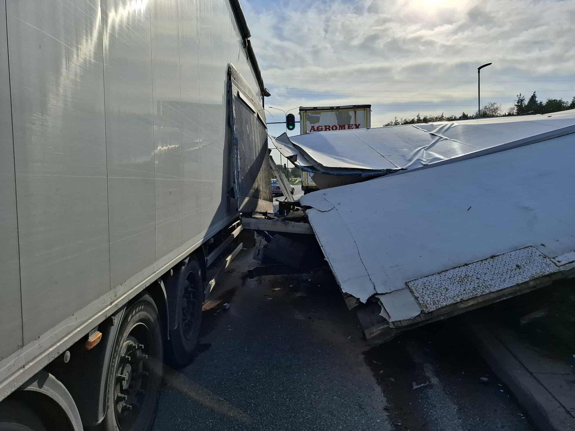 Wypadek na al. Ofiar Terroryzmu w Łodzi. Zderzyły się 3 ciężarówki