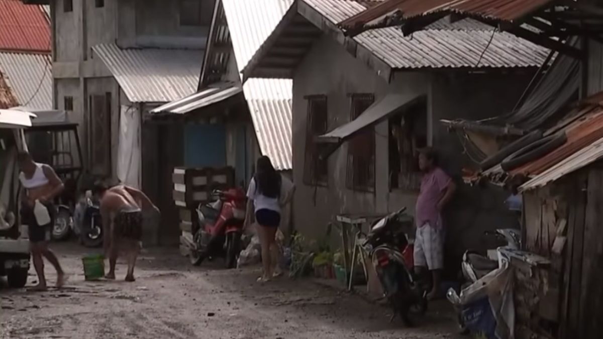 Mieszkańcy Filipin ewakuują się przed tajfunem 