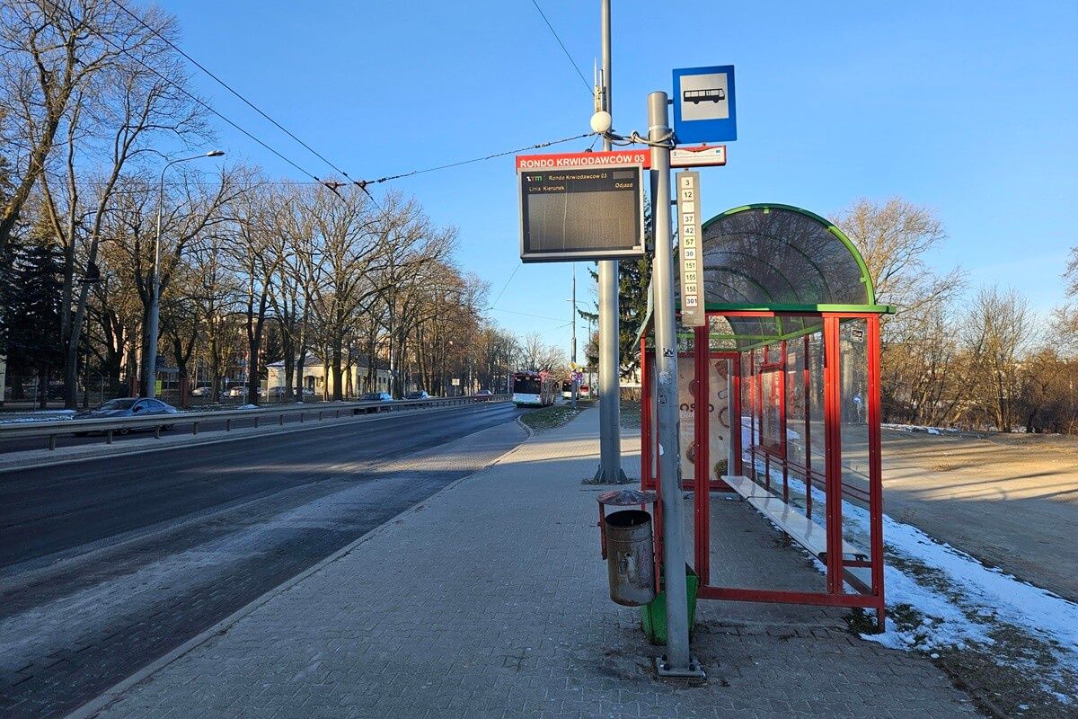 Awaria wyświetlacza z rozkładem jazdy na przystanku Rondo Krwiodawców 03