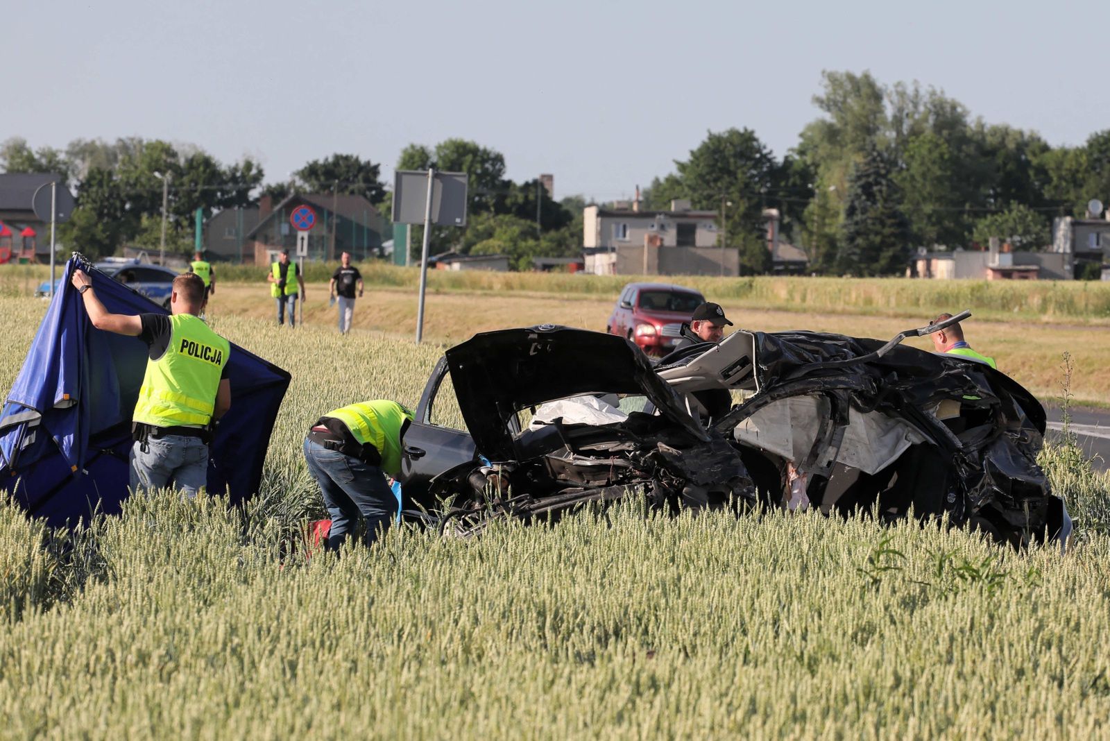 Auto osobowe jest doszczętnie zniszczone