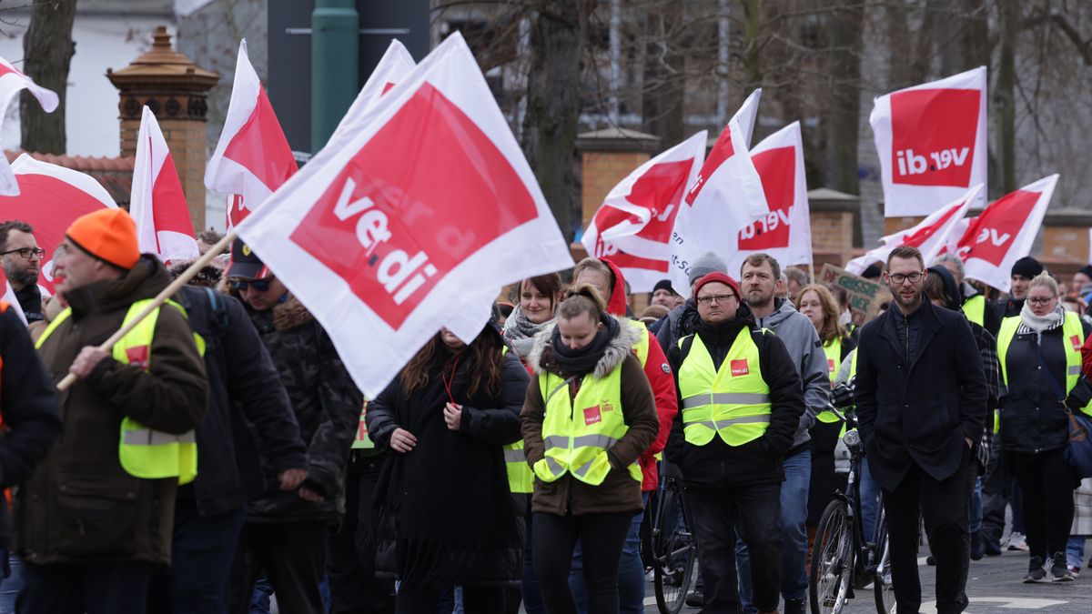POTSDAM, GERMANY - MARCH 27: Striking public sector workers of the Verdi labour union march after gathering outside the venue where wage negotiations are taking place between unions and employers during a nationwide strike on March 27, 2023 in Potsdam, Germany. Air travel and long distance rail service have mostly been shut down across Germany today due to the strike. Labour unions representing over two million public sector employees are pushing for steep wage hikes due to the current high level of inflation.  (Photo by Sean Gallup/Getty Images)