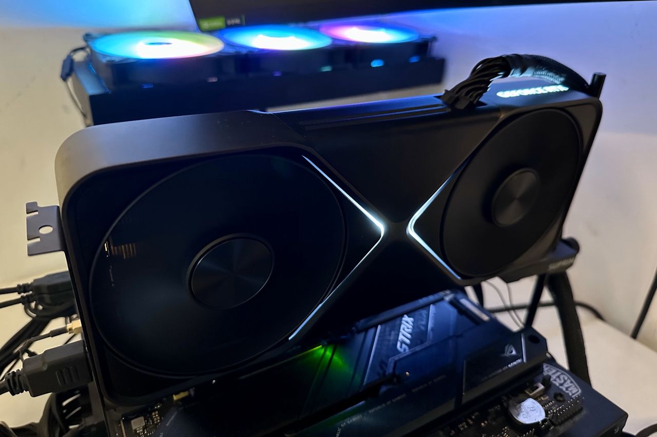 NVIDIA GeForce RTX 5090 Founders Edition - swiecidełko z przodu