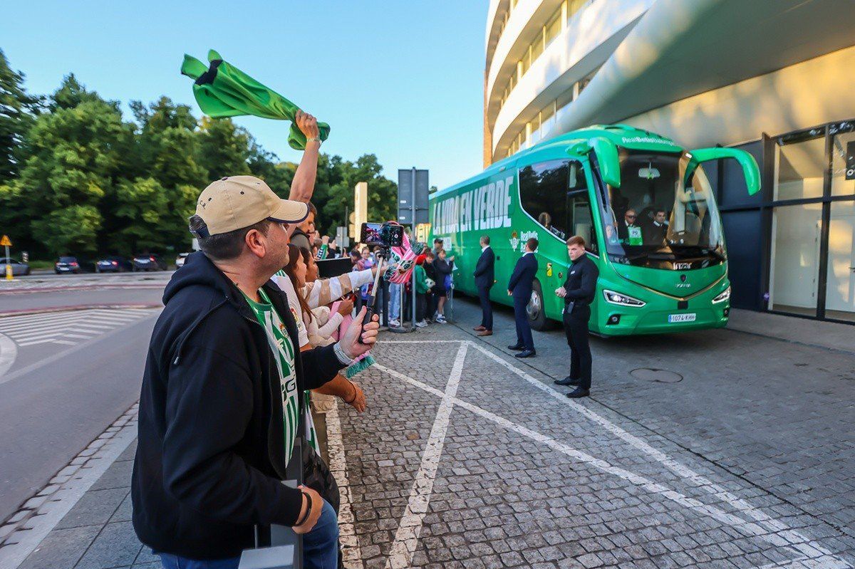 Gorące powitanie piłkarzy Realu Betis pod hotelem DoubleTree by Hilton w OVO we Wrocławiu. Finał Ligi Konferencji 2025
