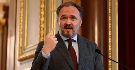Komisarz UE stanowczo: ani jednej cząstki rosyjskiej energii