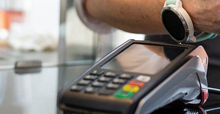 Jak płacić zegarkiem? Google Pay, Apple Pay, Garmin Connect, Xiaomi Pay i Fitbit Pay