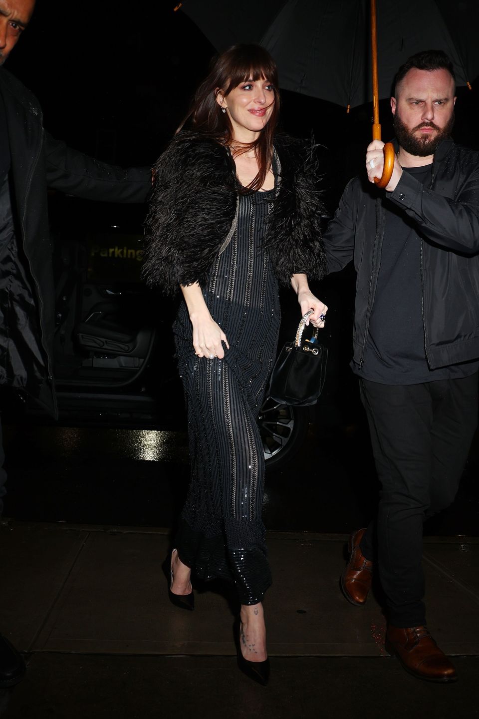 Dakota Johnson w prześwitującej kreacji opuszcza SNL Afterparty 