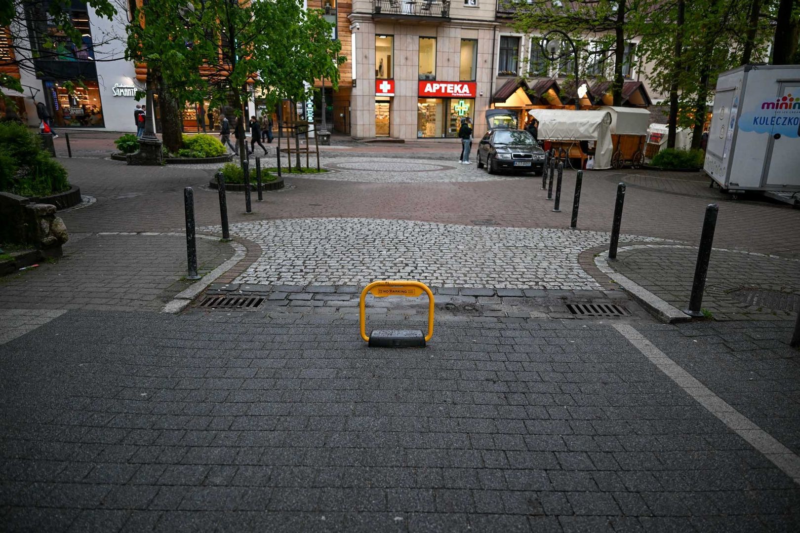 Księża ustawili własne znaki i parkometr - parking przy Sanktuarium Najświętszej Rodziny w Zakopanem i zamknięta droga.