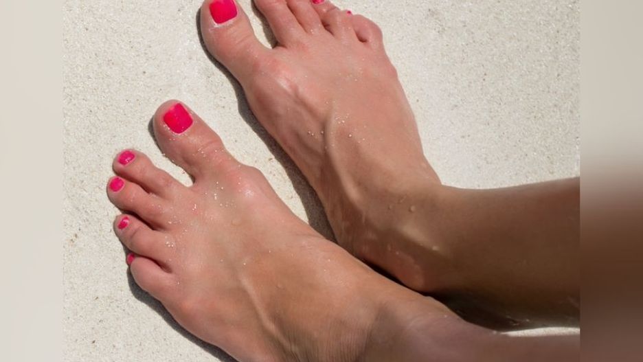Problemy z wysokim cholesterolem objawiają się m.in. bólem w nogach