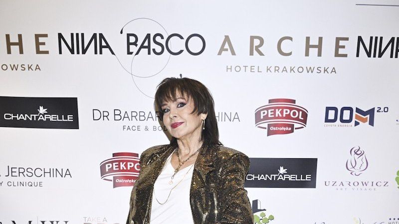 Izabela Trojanowska, jedna z najważniejszych postaci polskiej sceny muzycznej, kontynuuje swoją bogatą karierę. Artystka, która zyskała popularność w latach 80., obecnie intensywnie pracuje nad nowymi projektami, które mają na celu zarówno kontynuację jej kariery, jak i zainspirowanie młodszego pokolenia.