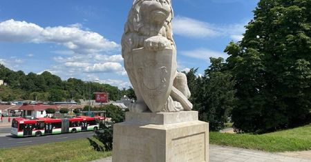 Pomnik Lwa przy Zamku już bez wulgarnych napisów. Prace potrwały dłużej, niż zakładano