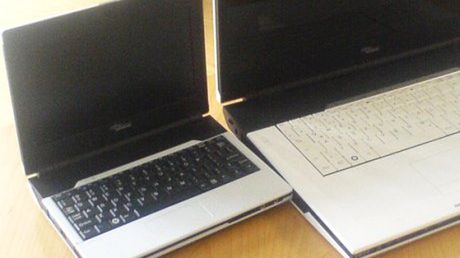 9-calowy Fujitsu-Siemens Mini Amilo 1