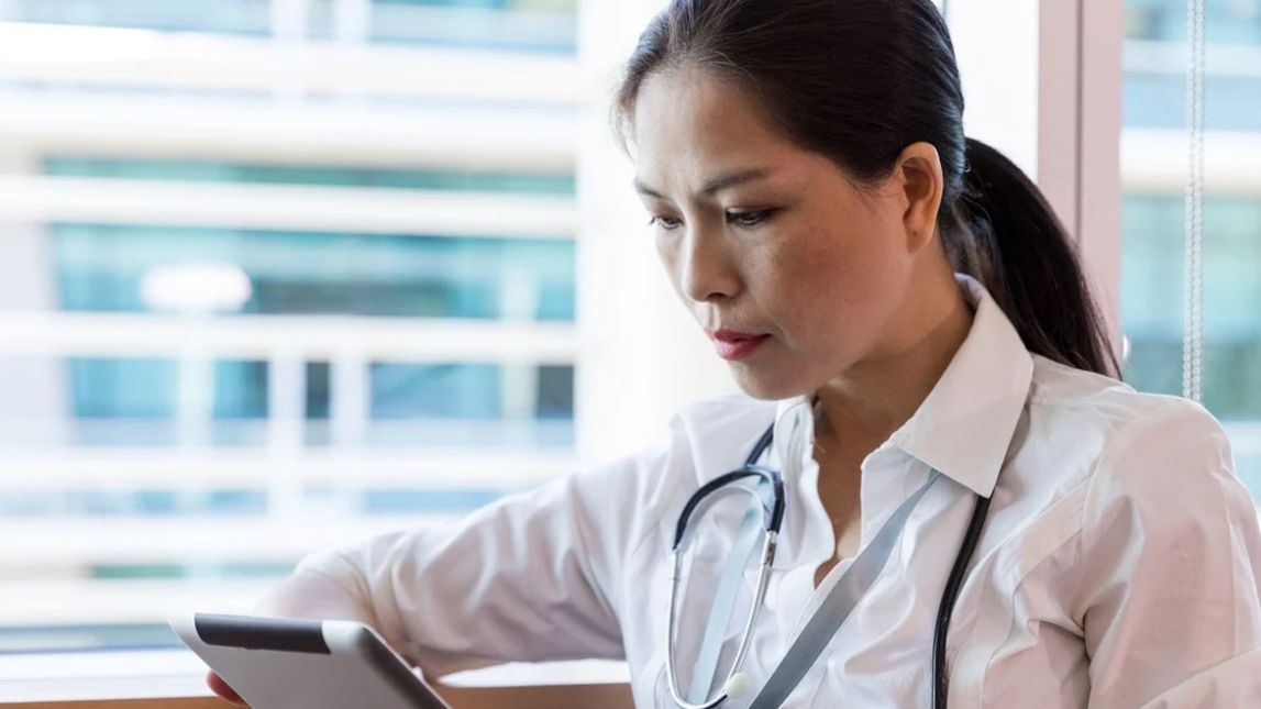 Trepanobiopsja jest zabiegiem, który polega na pobraniu fragmentu kości wraz ze szpikiem kostnym z użyciem specjalnej igły, w celu przeprowadzenia badania histopatologicznego.