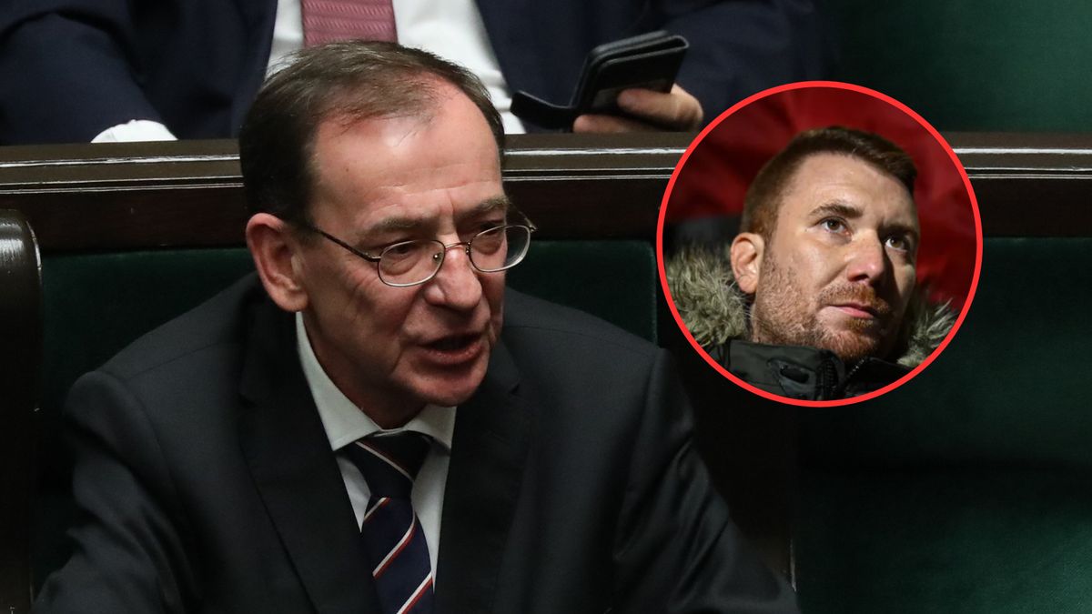 Syn Mariusza Kamińskiego Kacper Kamiński na manifestacji przed Aresztem Śledczym w Radomiu