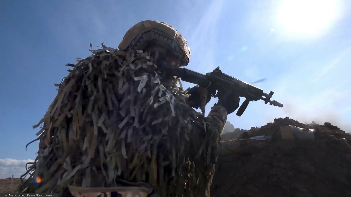 Wojna w Ukrainie rok 2024
In this image from video released by the Russian Defense Ministry on Friday, Nov. 1, 2024, a Russian soldier attends combat training for assault units at an undisclosed location in Ukraine. (Russian Defense Ministry Press Service via AP)