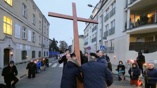 Poznań: Znów będą nieść krzyż. Męska Droga Krzyżowa przejdzie ulicami miasta