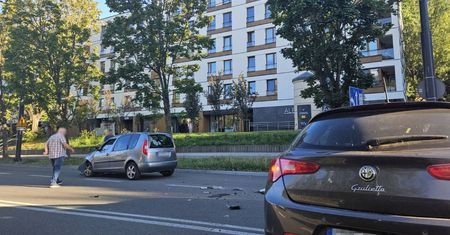 Wymusiła pierwszeństwo podczas skręcania w miejscu niedozwolonym. Alfa romeo zderzyła się ze skodą