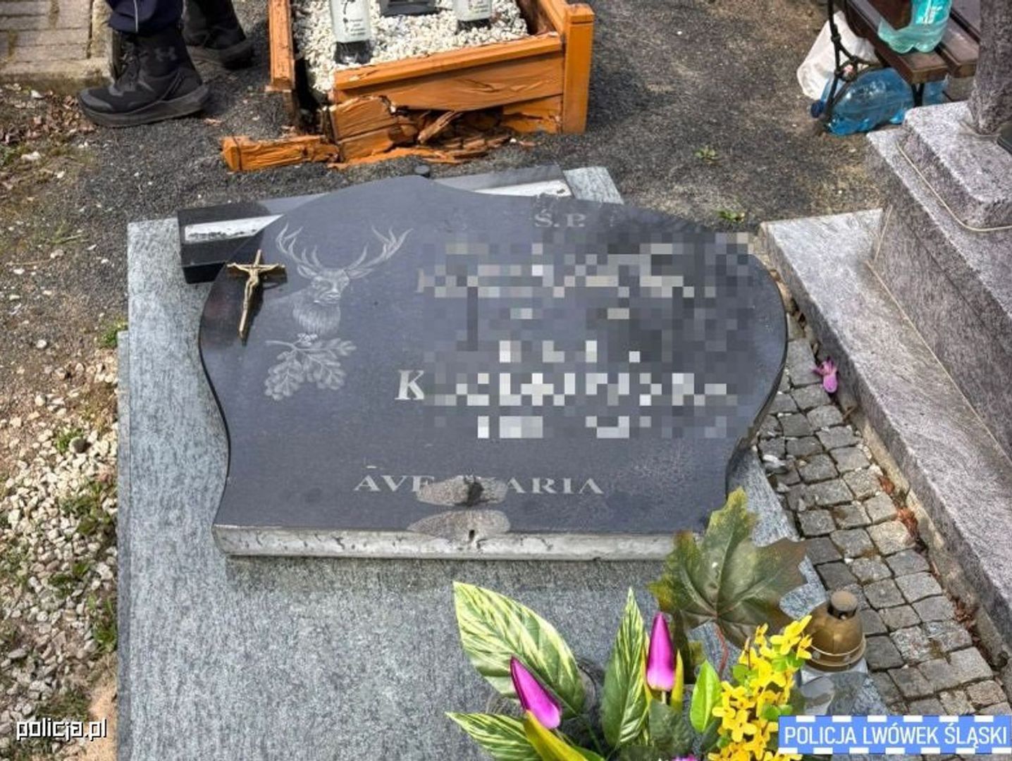 Błąkał się po cmentarzu. Znaleziono zniszczone nagrobki