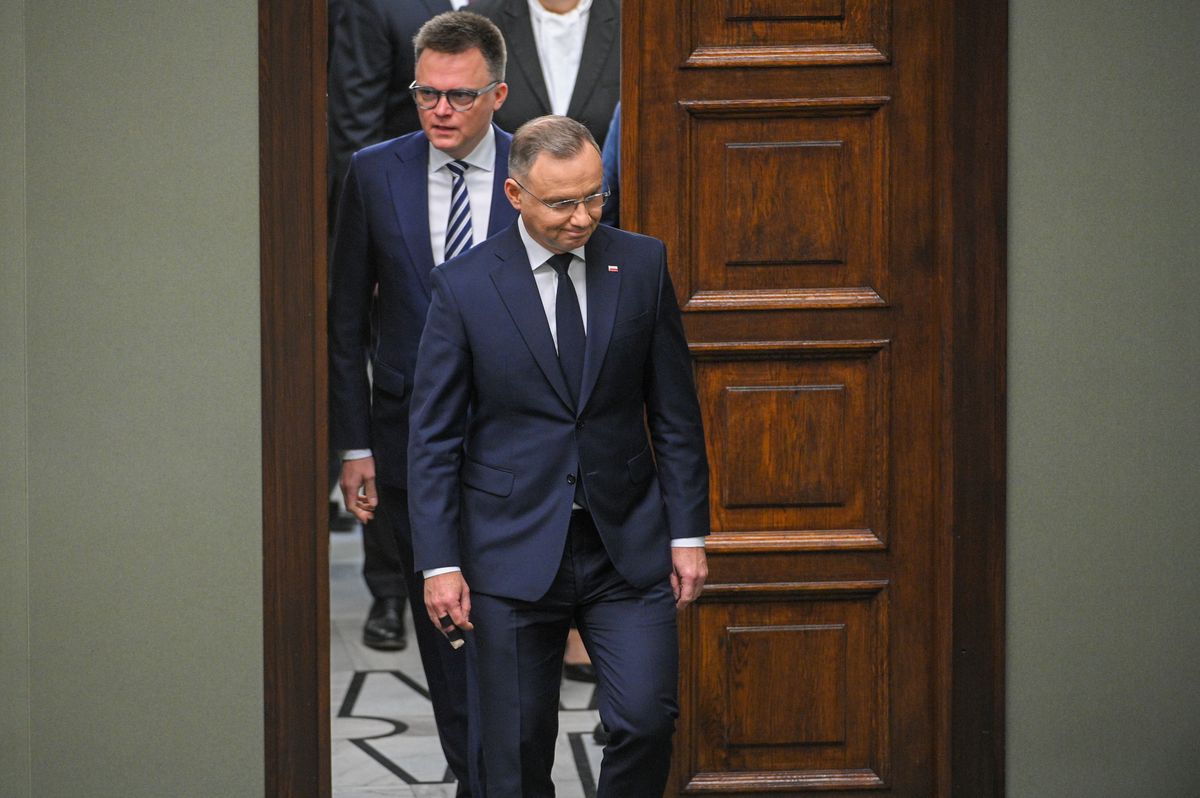 Prezydent RP Andrzej Duda (przód) i marszałek Sejmu Szymon Hołownia