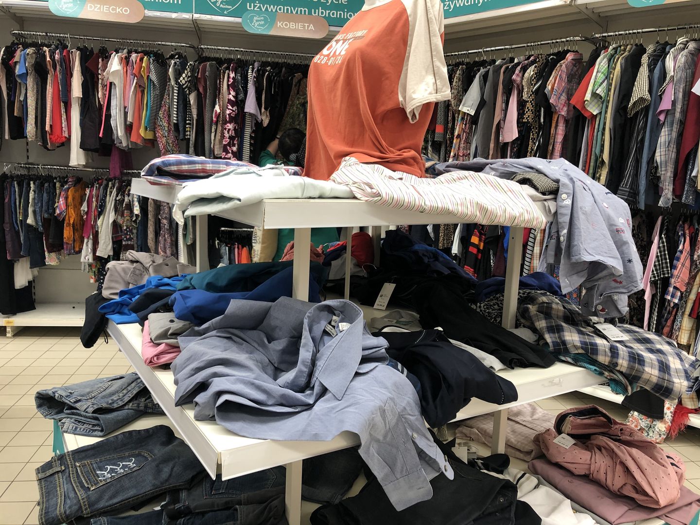 Tak wygląda kącik z odzieżą w Auchan