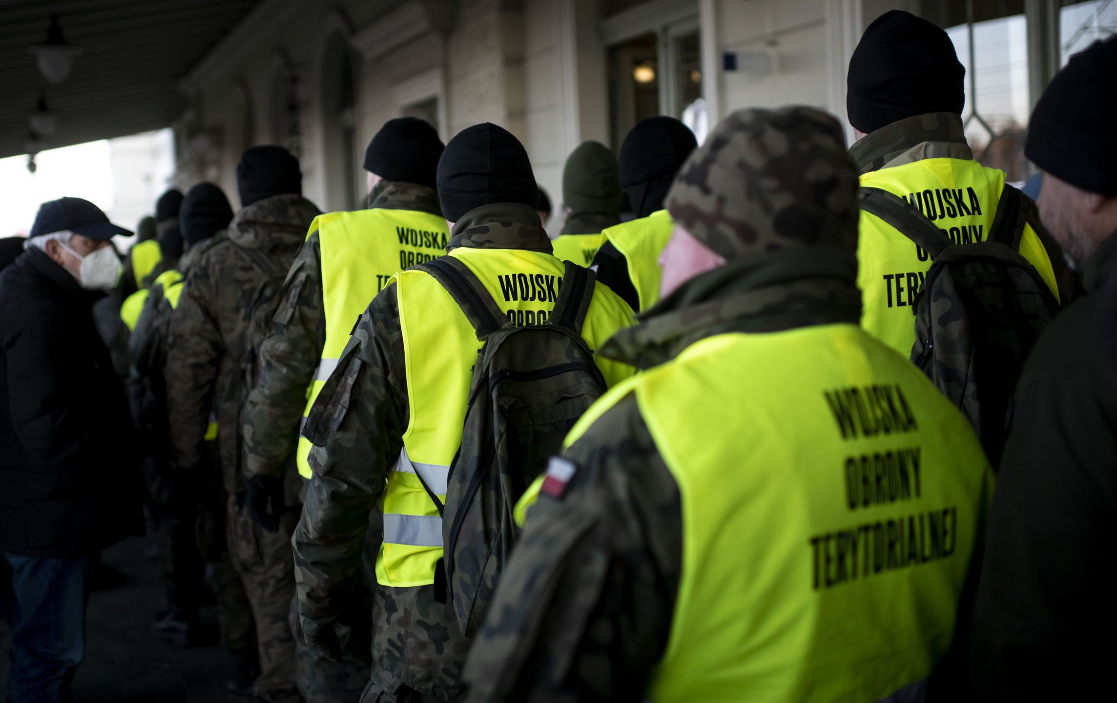 Na zdjęciu żołnierze WOT na dworcu kolejowym w Przemyślu. 28 lutego 2022 r.