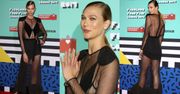 Biust Karlie Kloss w prześwitującej sukni