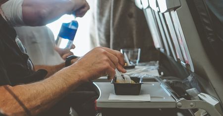 Linie lotnicze ratują się przed upadkiem. Sprzedają posiłki i loty donikąd