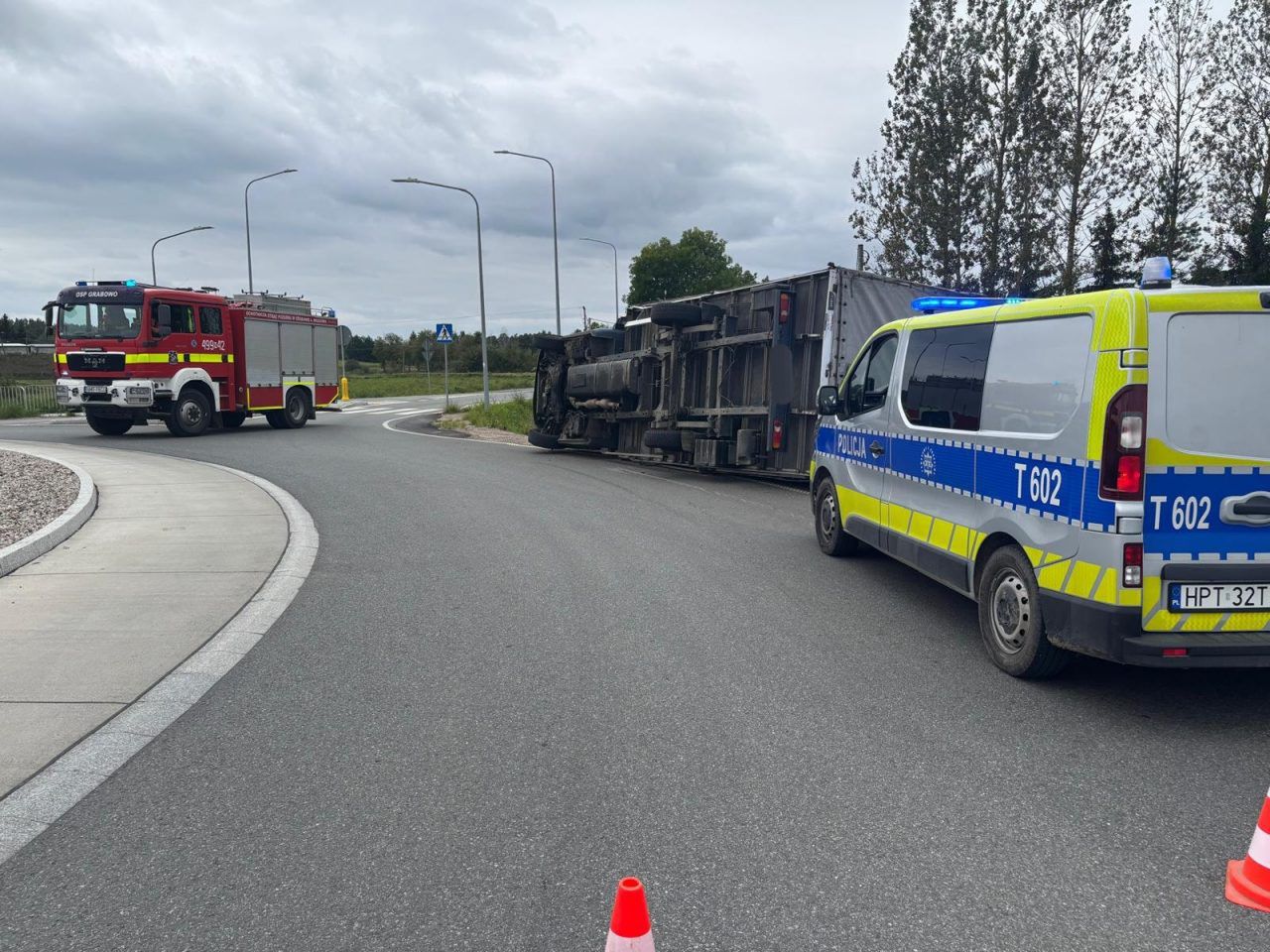 Wypadek na S16. Ciężarówka przewróciła się na rondzie